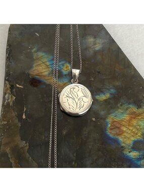 VTG Sterling Silver 925 Small Round Etched Locket Pendant Necklace 18" Chain